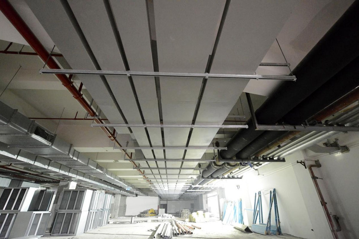 成桥架采用共用支架，支架和桥架接触面需用螺丝固定