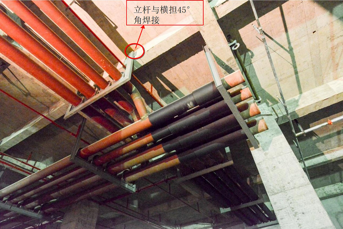 成排管道采用共用支架，有防结露要求的水管必须采用木垫